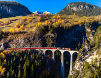 Området byder på mange oplevelser både sommer og vinter; tag en tur med Bernina Express toget og oplev smukke bjergtoppe.