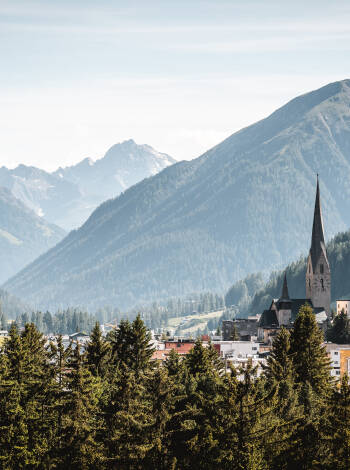 Det moderne Hilton Garden Inn Davos Hotel har en fantastisk beliggenhed i naturskønne omgivelser i Bündner-bjergene i Schweiz.