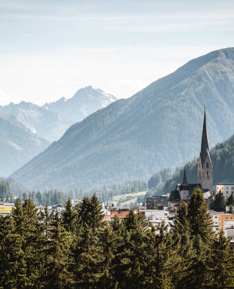 Das moderne Hilton Garden Inn Davos liegt in einer beeindruckenden Lage in der malerischen Bergwelt der Bündner Alpen in der Schweiz.