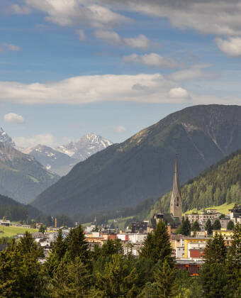 Das moderne Hilton Garden Inn Davos liegt in einer beeindruckenden Lage in der malerischen Bergwelt der Bündner Alpen in der Schweiz.