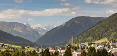 Das moderne Hilton Garden Inn Davos liegt in einer beeindruckenden Lage in der malerischen Bergwelt der Bündner Alpen in der Schweiz.