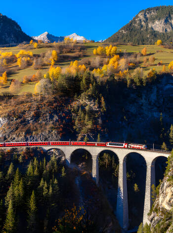 The area offers many experiences both in summer and winter; take a ride on the Bernina Express train and discover beautiful mountain peaks.
