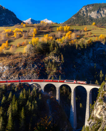 Området byder på mange oplevelser både sommer og vinter; tag en tur med Bernina Express toget og oplev smukke bjergtoppe.