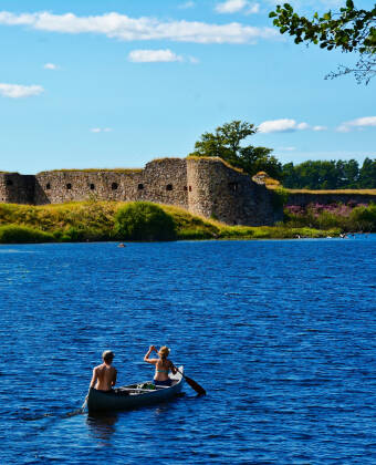Nyd de naturskønne omgivelser og besøg Kronoberg Slot, som ligger på en ø i Helgasjön.