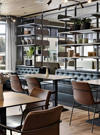 Das hoteleigene Abendbistro Maja Krog serviert große und kleine Gerichte und die Hotelbar serviert Erfrischungsetränke und köstliche Drinks.