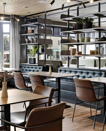 Få lidt at spise og drikke i hotellets restaurant og nyd den hyggelige atmosfære.