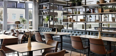 Das hoteleigene Abendbistro Maja Krog serviert große und kleine Gerichte und die Hotelbar serviert Erfrischungsetränke und köstliche Drinks.