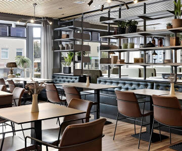 Ät och drick gott i hotellets trevliga restaurang och njut av den mysiga atmosfären.