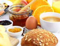 Im Hotell Rådmannen können Übernachtungsgäste den Tag mit einem köstlichen Frühstücksbuffet beginnen, das Omeletts, Pfannkuchen, Waffeln und Smoothies umfasst.