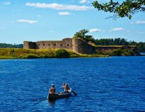 Genießen Sie die malerische Umgebung und besuchen Sie das Schloss Kronoberg, das wunderschön auf einer Insel in Helgasjön liegt.