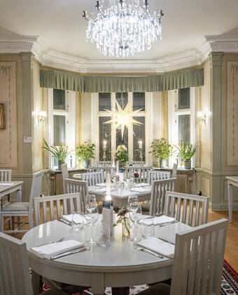 Elegant antikt interiør skaper en koselig og innbydende atmosfære.