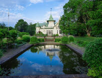 Bo på Villa Gransholm, en historisk ejendom, der ligger i en frodig, malerisk have.