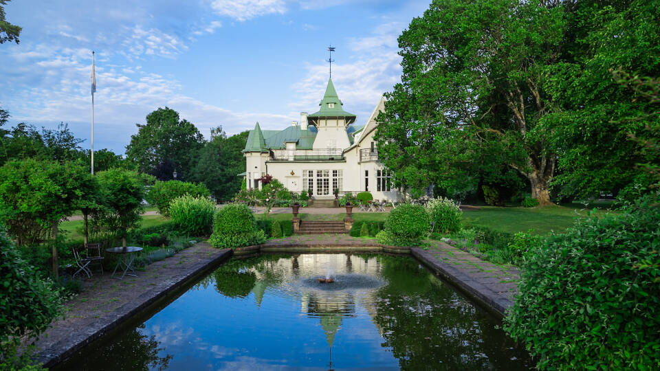 Bo på Villa Gransholm, en historisk ejendom, der ligger i en frodig, malerisk have.