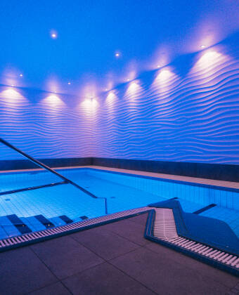 Slapp av i hotellets deilige spa- og avslapningsområde med basseng, jacuzzi, badstue og dampbad.