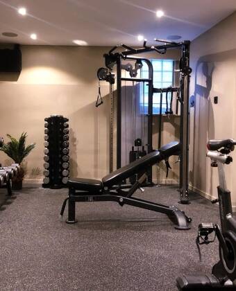 Aktive Gäste können im hoteleigenen Fitnesscenter trainieren.