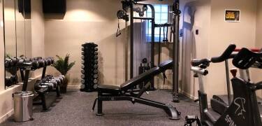 Aktive Gäste können im hoteleigenen Fitnesscenter trainieren.