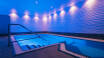 Koppla av i hotellets fräscha spa och relaxavdelning med pool, jacuzzi, bastu och ångbad.