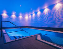Slap af i hotellets lækre spa- og afslapningsområde med pool, jacuzzi, sauna og dampbad.