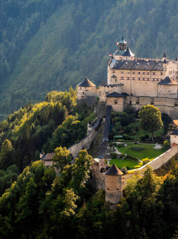 In der Nähe Ihres Hotels können Sie bemerkenswerte Burgen und Schlösser besuchen, die Geschichte zum Leben erwecken. Erkunden Sie die Burg Hohenwerfen, die für ihre dramatische Lage bekannt ist, oder machen Sie einen kurzen Ausflug zum Schloss Goldegg.
