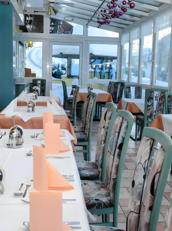 Beginnen Sie Ihren Tag mit einem herzhaften Frühstück auf der Terrasse oder lassen Sie den Abend bei einem köstlichen Abendessen mit regionalen Zutaten ausklingen.