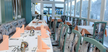 Börja dagen med en rejäl frukost på terrassen eller varva ner på kvällen med en utsökt middag tillagad på lokala ingredienser.