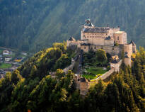 Tæt på dit hotel kan du besøge bemærkelsesværdige slotte, der bringer historien til live. Udforsk Hohenwerfen Slot, som er kendt for sine dramatiske omgivelser, eller tag en kort tur til Goldegg Slot.