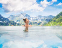 Tag en kort tur til det nærliggende Bad Gastein Alpentherme for at bade i det foryngende vand.