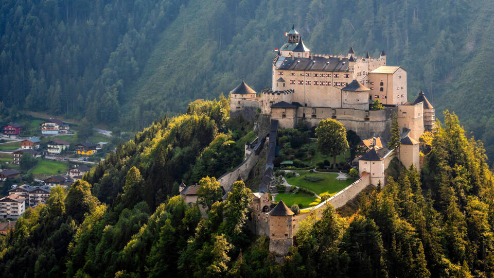 Tæt på dit hotel kan du besøge bemærkelsesværdige slotte, der bringer historien til live. Udforsk Hohenwerfen Slot, som er kendt for sine dramatiske omgivelser, eller tag en kort tur til Goldegg Slot.