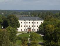 Gönnen Sie sich ein Schlosswochenende mit einem komfortablen Aufenthalt in Husby Säteri, einem gut erhaltenen Schloss aus dem Jahr 1795.