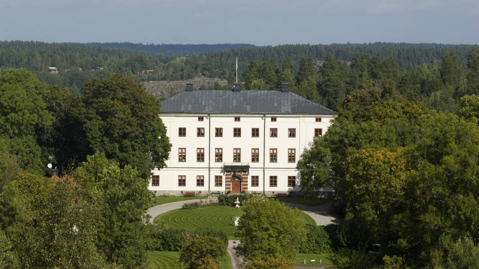 Gönnen Sie sich ein Schlosswochenende mit einem komfortablen Aufenthalt in Husby Säteri, einem gut erhaltenen Schloss aus dem Jahr 1795.