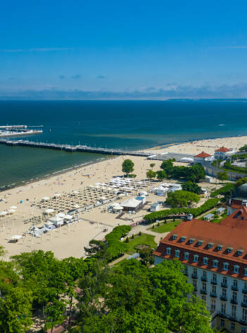 Steg från den sandiga Sopot-stranden och mittemot Aquapark för enkel familjeunderhållning.