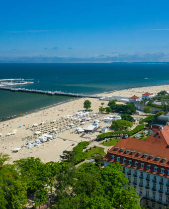 Der Sandstrand von Sopot ist nur wenige Schritte entfernt, und der Aquapark liegt direkt gegenüber und bietet Spaß für die ganze Familie.