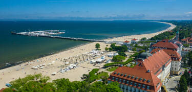 Steg från den sandiga Sopot-stranden och mittemot Aquapark för enkel familjeunderhållning.