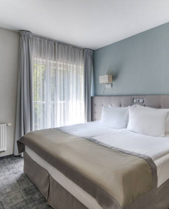 Die modernen Zimmer bieten Komfort und Bequemlichkeit und sind mit allem ausgestattet, was man für einen gemütlichen Aufenthalt braucht.