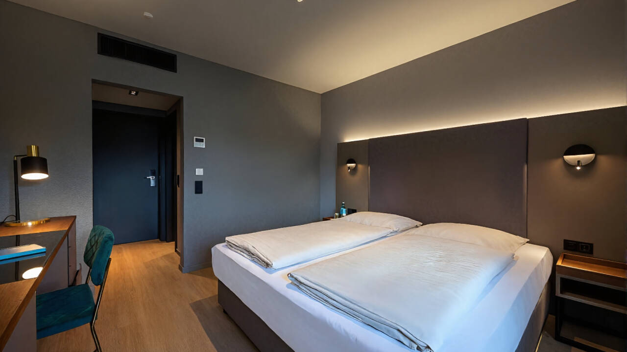 Die komfortablen Zimmer im Hotel Am Park Lüneburger Heide überzeugen mit praktischen Annehmlichkeiten und stilvoller Einrichtung.