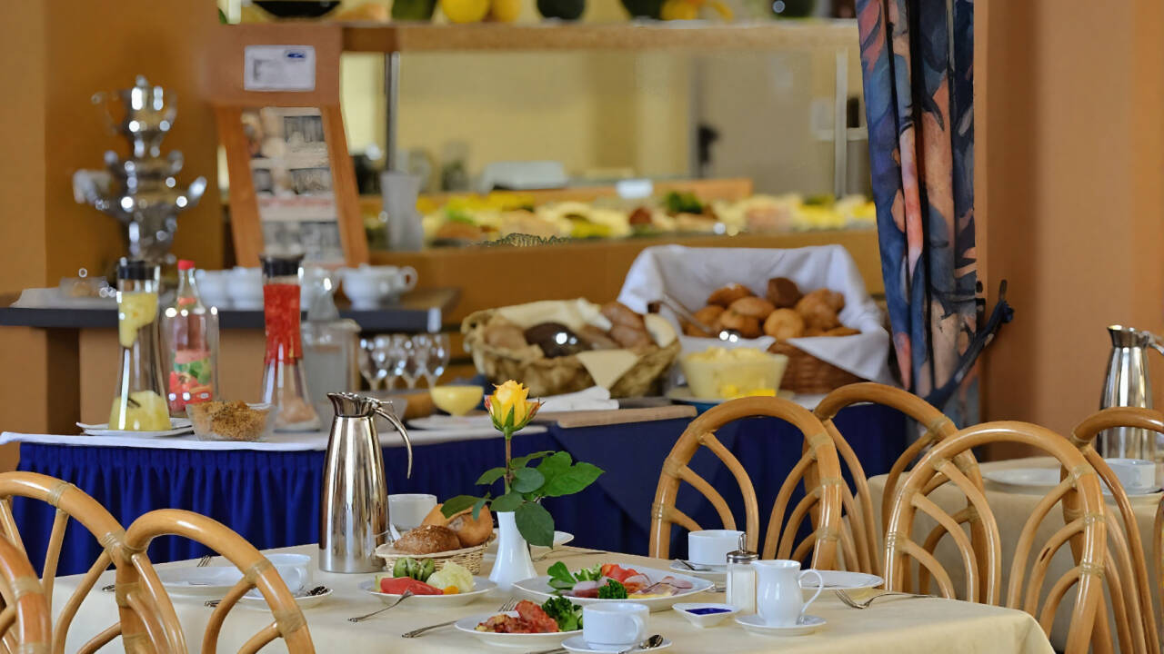 Börja dagen med en generös frukost och njut av halvpensionens bekvämlighet.