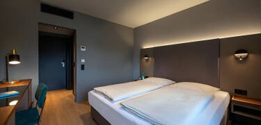 Hotel Am Park Lüneburger Heide bekväma rum har praktiska faciliteter och stilren inredning.