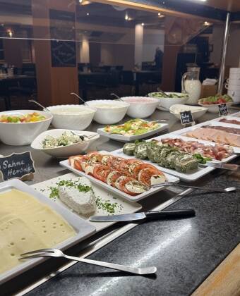 Start dagen med en stor morgenbuffet og nyd bekvemmeligheden ved halvpension.