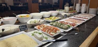 Start dagen med en stor morgenbuffet og nyd bekvemmeligheden ved halvpension.
