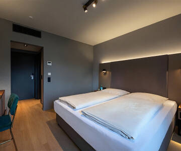 Die komfortablen Zimmer im Michel Hotel Hodenhagen Serengeti überzeugen mit praktischen Annehmlichkeiten und stilvoller Einrichtung.