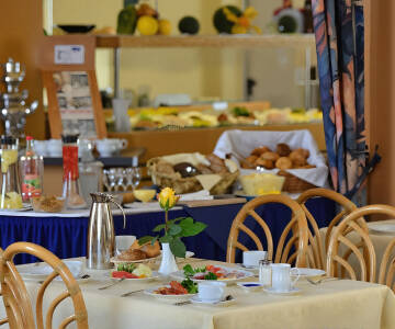 Start dagen med en stor morgenbuffet og nyd bekvemmeligheden ved halvpension.