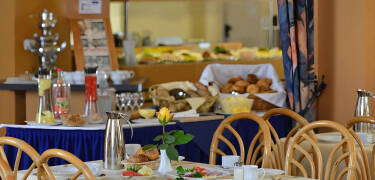 Beginnen Sie Ihren Tag mit einem herzhaften Frühstück und genießen Sie die Vorteile der Halbpension.