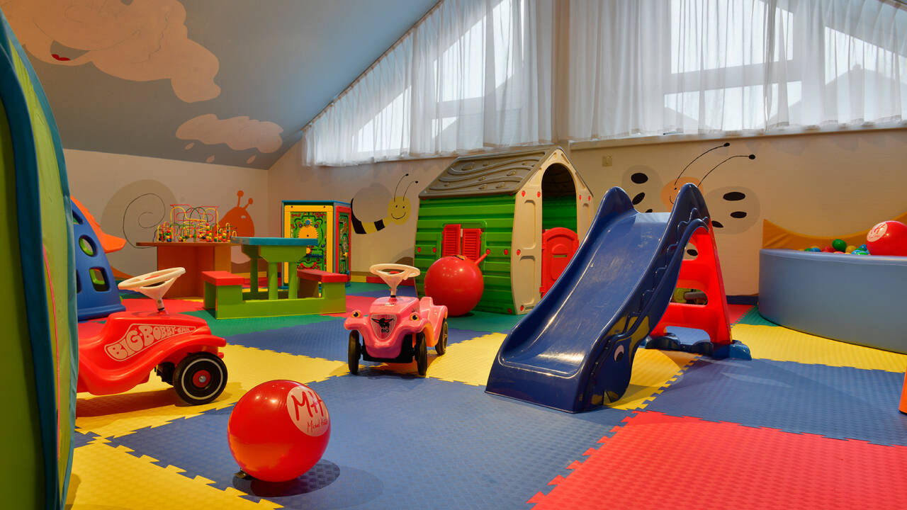 Selv i dårlig vær kan du enkelt holde barna underholdt på Michel Hotel Hodenhagen Serengeti.