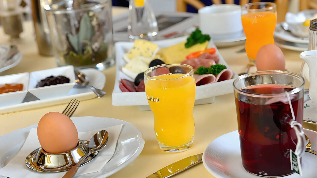 Start dagen med en sjenerøs frokost og nyt fordelene med halvpensjon, som gjør måltidene enkle og avslappede for hele familien.