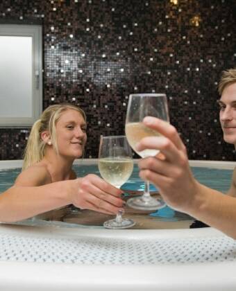 Sie haben freien Zugang zum kleinen, aber exklusiven Wellnessbereich des Hotels mit Sauna und Whirlpool.