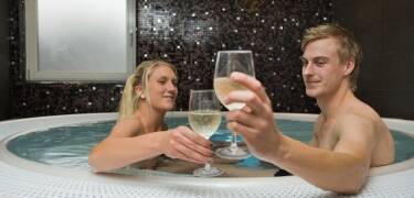 Ni har fri tillgång till hotellets lilla, men exklusiva, wellnessområde som bland annat erbjuder bastu och jacuzzi