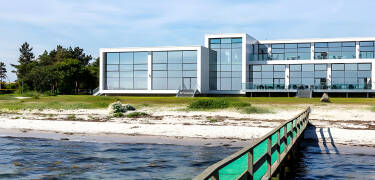 Storebælt Sinatur Hotel og Konference ligger ud til havet og har direkte adgang ned til stranden.