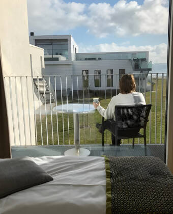 Bestill et koselig rom med alt du trenger for å føle deg som hjemme. Noen av rommene har til og med havutsikt.
