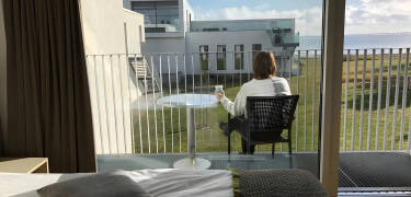 Buchen Sie ein gemütliches Zimmer mit allem, was Sie brauchen, um sich wie zu Hause zu fühlen. Einige bieten sogar Meerblick.