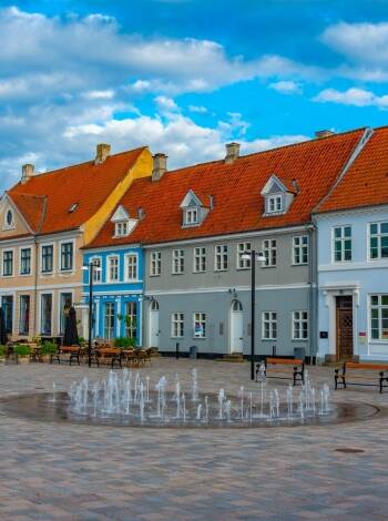 Besøk Nyborg og vandre rundt på de koselige torgene og gatene.